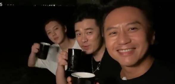 搞笑小苹果改变版
:陈赫邓超等人乘游艇夜游，互动有趣感情深，同行鹿晗被错认成女生