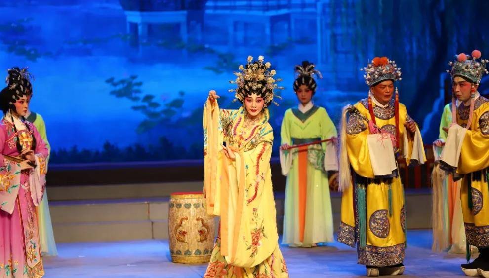 小苹果高潮版伴奏
:与音乐剧《长恨歌》相比，杨玉环去世时哪一首更感人？