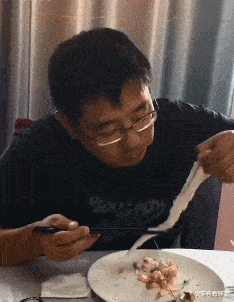 小车跑跑司机版苹果:神回复：姐姐穿短裤不穿打底裤，衣着简单，我要怎么劝她呢？