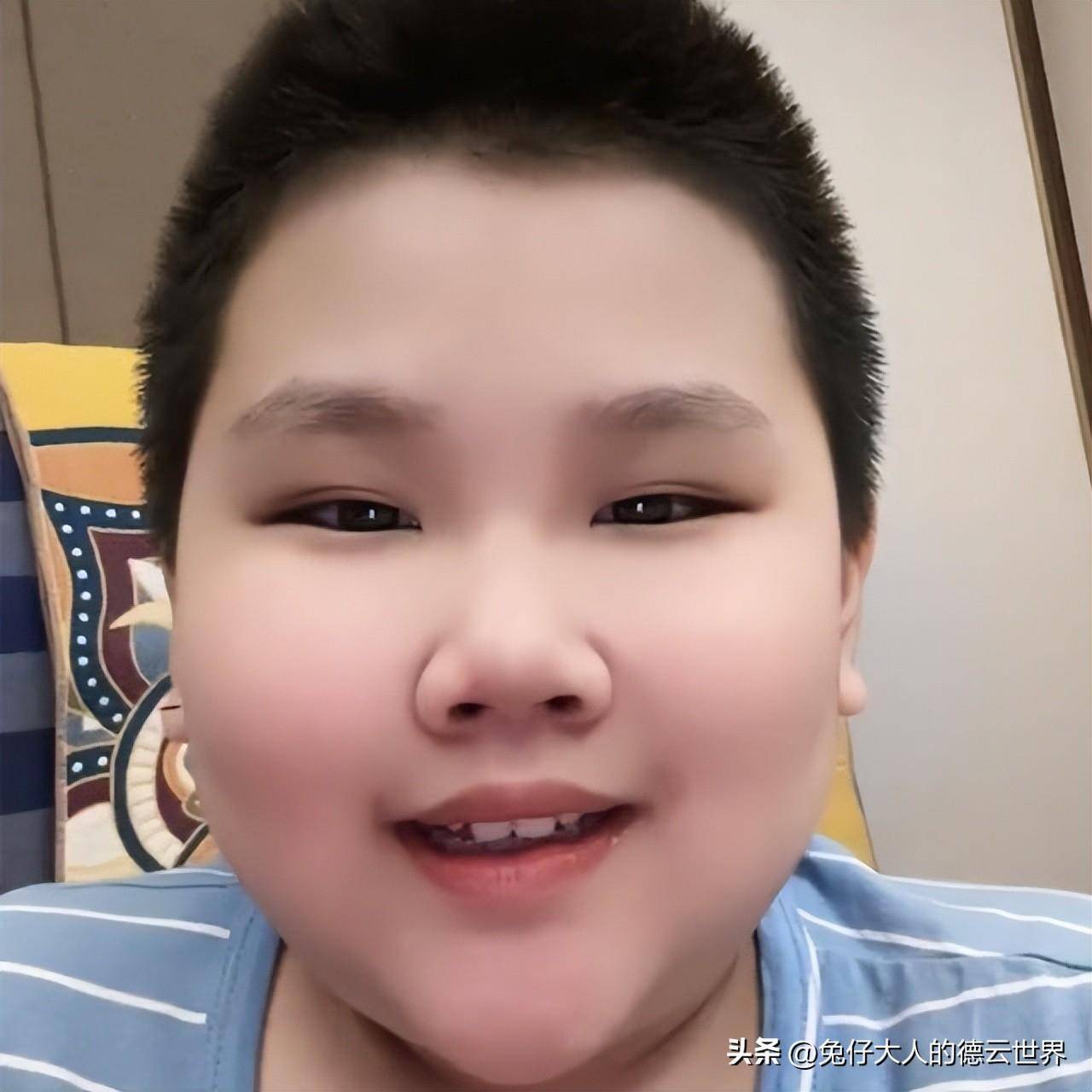 苹果版坑王驾到:郭德纲小儿子近照曝光，吃胖了很多，笑起来更像母亲王惠