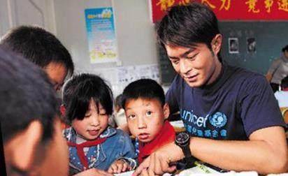 翻盖手机:古天乐有多“穷”？商演不断，翻盖手机携身，知道真相后泪目了